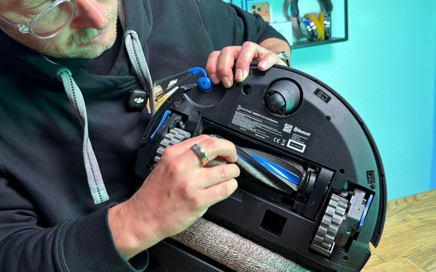 Das ZeroTangle-System des ECOVACS DEEBOT X12 OmniCyclon ist zusehen.